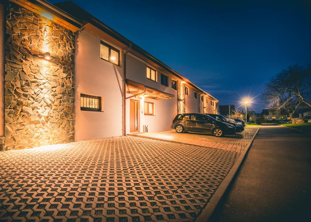 Penzion Víno Hruška Blatnička Exterior foto
