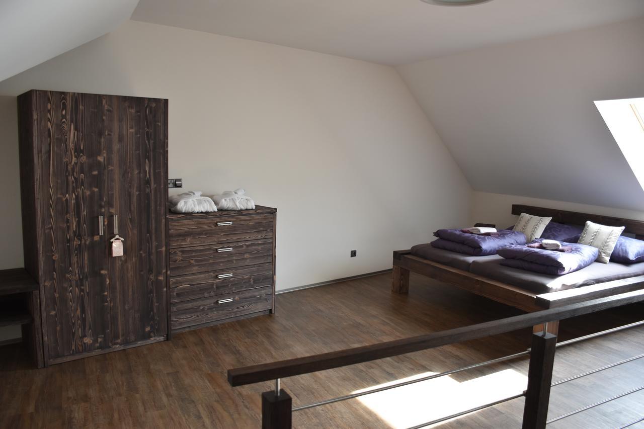 Penzion Víno Hruška Blatnička Exterior foto